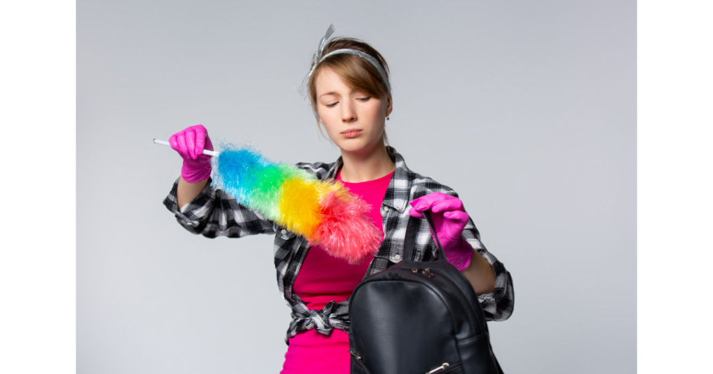 Mulher limpando mochila: Como limpar uma bolsa com mofo. 