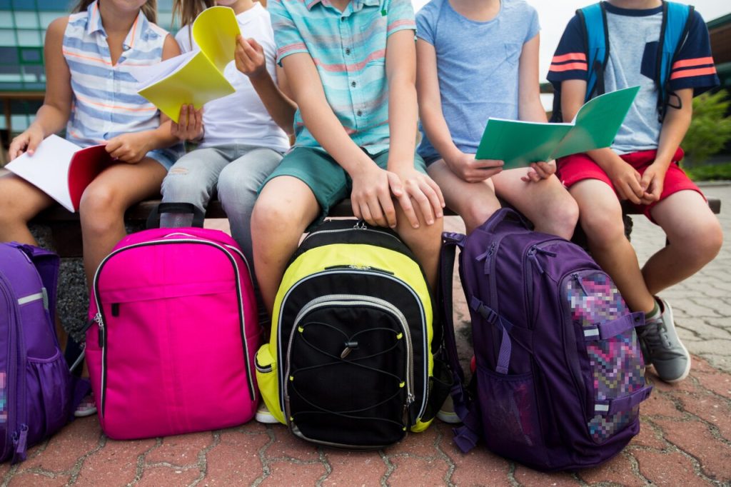 Como tirar mofo de mochila infantil, algumas crianças com mochila.