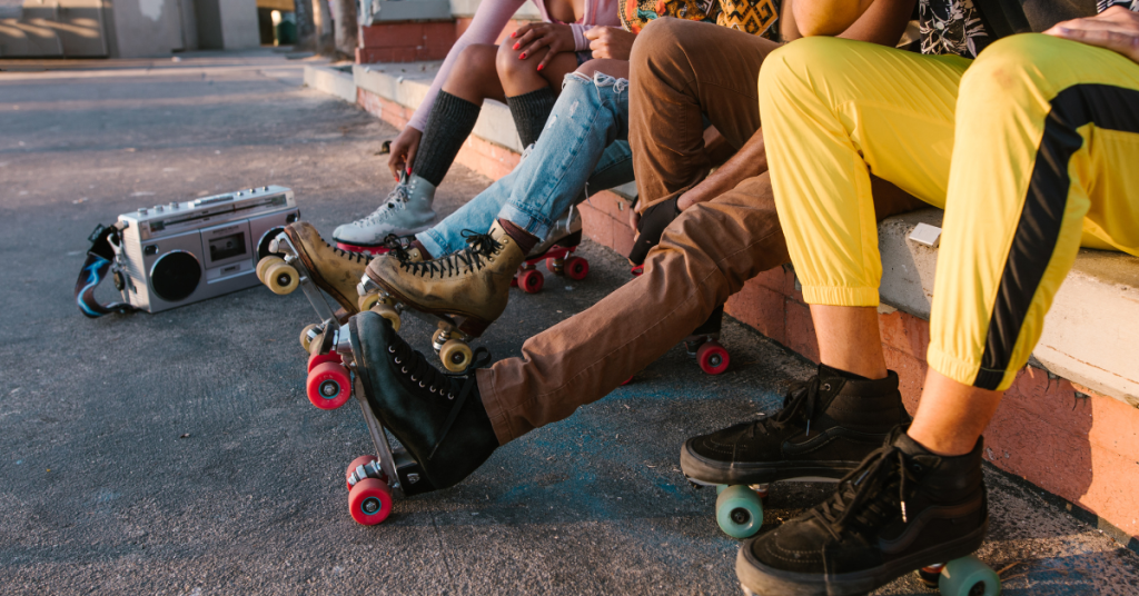 melhores mochilas para patins, pessoas com patins.